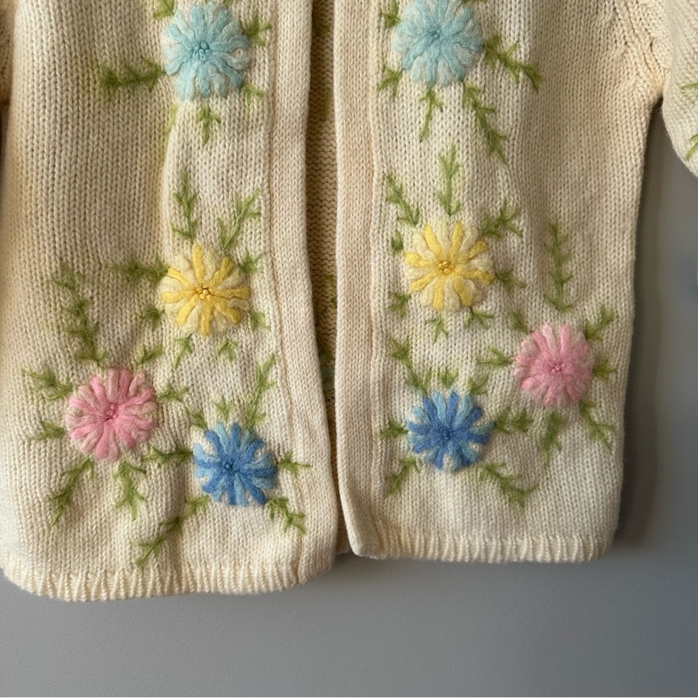 Vintage Hand-Loomed Wool Floral Cardigan – Made in Hong Kong Small 50s 60s - Picture 3 of 16